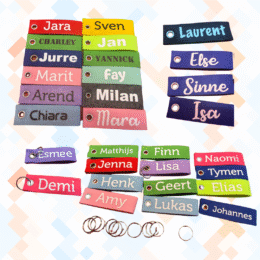 sleutelhanger met lus in diverse kleuren en lettertypes